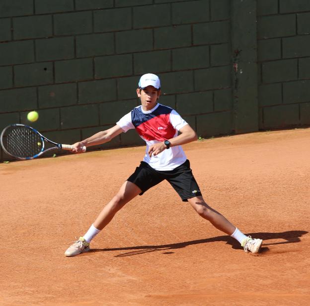 El gijonés Diego Menéndez ganó un duro partido. 