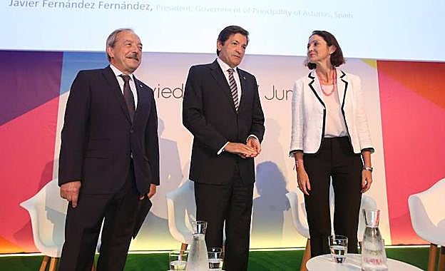 Wenceslao López, alcalde de Oviedo, Javier Fernández, presidente del Principado, y Reyes Maroto, ministra de Turismo