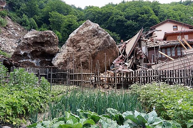 Una vivienda en ruinas al caer varias piedras. 
