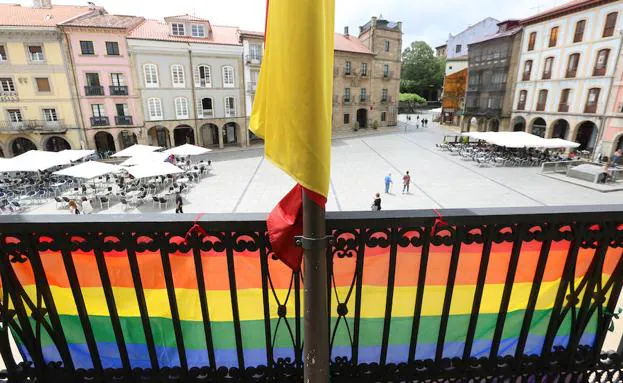 La bandera arco iris en el balcón de la Casa Consistorial de Avilés. 