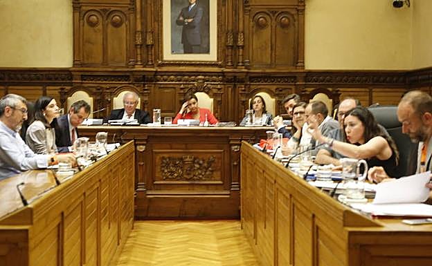 Moriyón promete licitar «ya» las obras en las pistas de Cimavilla y La Algodonera