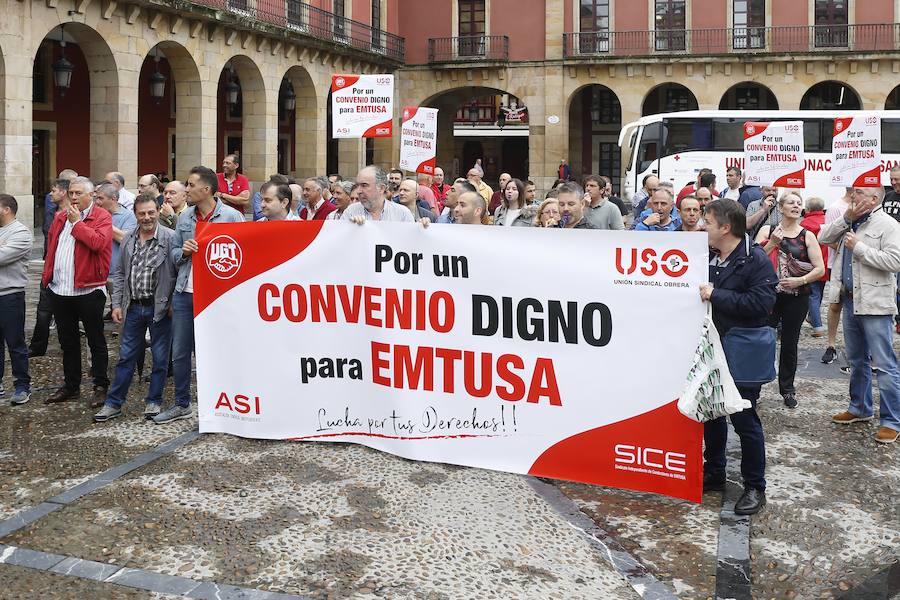 La plantilla de EMTUSA, para reclamar un convenio digno y los vecinos de Cimavilla para exigir la pista cubierta, se concentraron en la plaza Mayor antes de comenzar la sesión plenaria