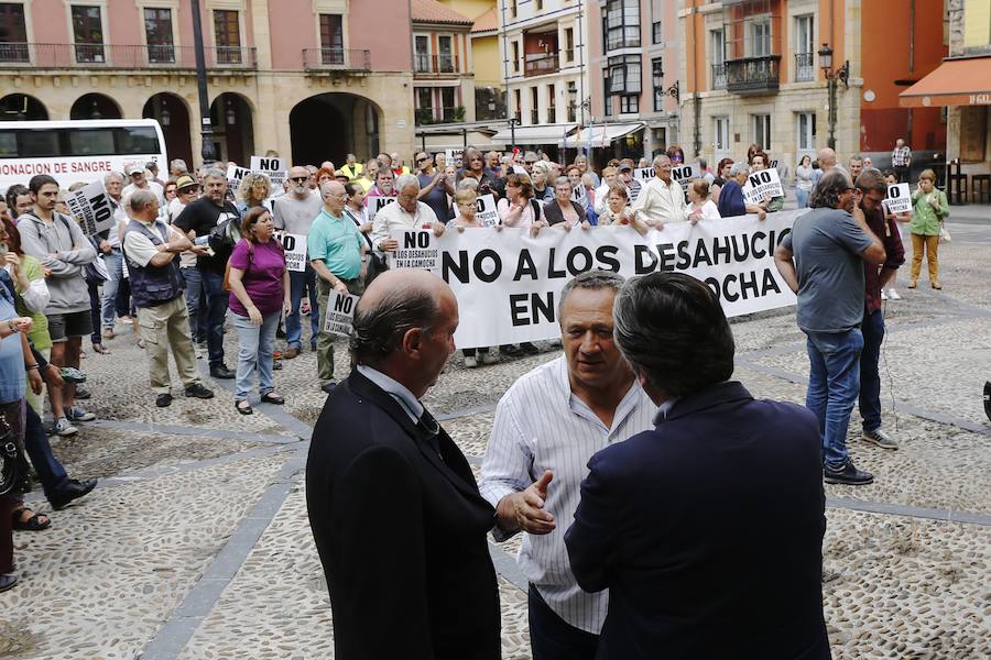 La plantilla de EMTUSA, para reclamar un convenio digno y los vecinos de Cimavilla para exigir la pista cubierta, se han concentrado en la plaza Mayor. También lo han hecho los afectados por el cierre de iDental y los que rechazan los desahucios de La Camocha