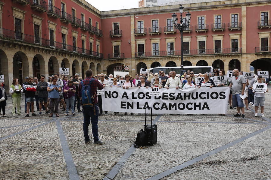 La plantilla de EMTUSA, para reclamar un convenio digno y los vecinos de Cimavilla para exigir la pista cubierta, se han concentrado en la plaza Mayor. También lo han hecho los afectados por el cierre de iDental y los que rechazan los desahucios de La Camocha