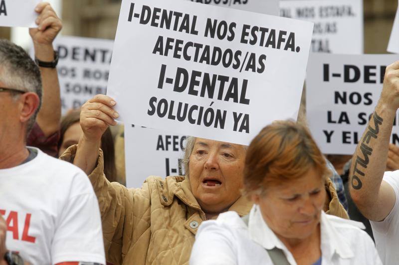 La plantilla de EMTUSA, para reclamar un convenio digno y los vecinos de Cimavilla para exigir la pista cubierta, se han concentrado en la plaza Mayor. También lo han hecho los afectados por el cierre de iDental y los que rechazan los desahucios de La Camocha