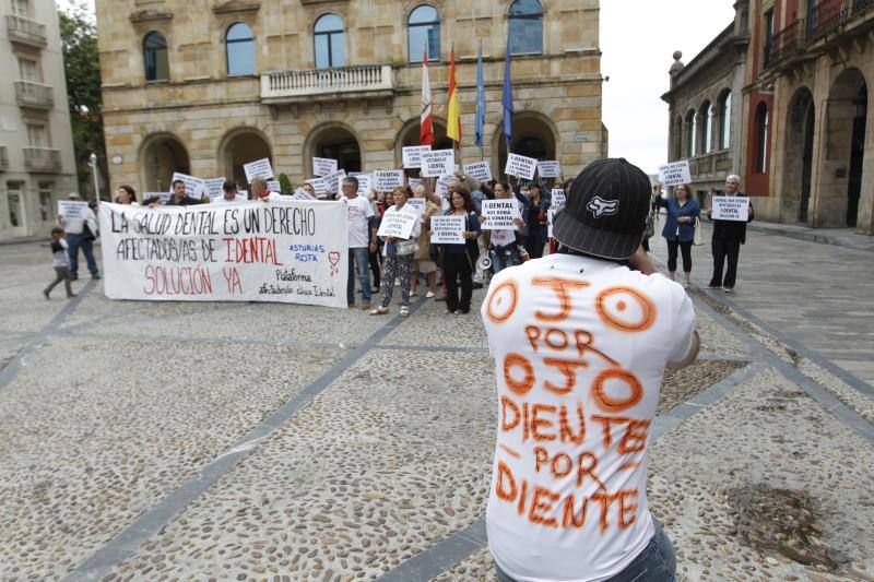 La plantilla de EMTUSA, para reclamar un convenio digno y los vecinos de Cimavilla para exigir la pista cubierta, se han concentrado en la plaza Mayor. También lo han hecho los afectados por el cierre de iDental y los que rechazan los desahucios de La Camocha