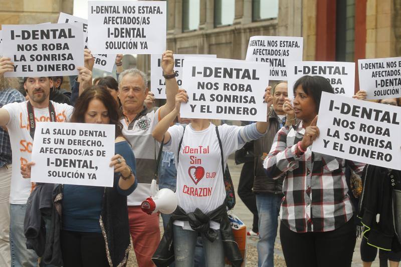 La plantilla de EMTUSA, para reclamar un convenio digno y los vecinos de Cimavilla para exigir la pista cubierta, se han concentrado en la plaza Mayor. También lo han hecho los afectados por el cierre de iDental y los que rechazan los desahucios de La Camocha