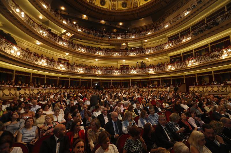 El teatro Campoamor vibró con el concierto de esta gran voz.