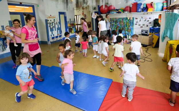 Los niños de La Magdalena descubriendo la música. 