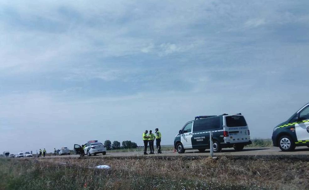 Patrullas de la Guardia Civil, en el lugar del accidente. 