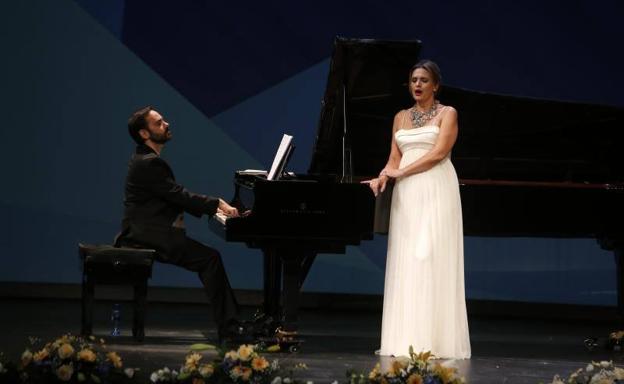 El pianista Rubén Fernández y Ainhoa Arteta, en el Campoamor. 