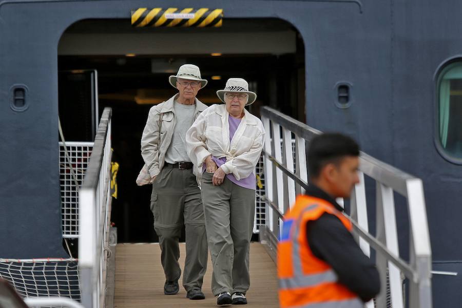 Con sus 293 metros de eslora y 8 metros de calado, llega a la ciudad con unos 2.000 pasajeros y es muy similar a su gemelo, Queen Victoria, que visitó la ciudad el 12 de abril. Ambos buques hacen escala en Gijón por primera vez