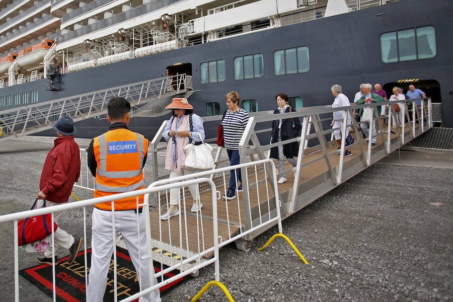 Con sus 293 metros de eslora y 8 metros de calado, llega a la ciudad con unos 2.000 pasajeros y es muy similar a su gemelo, Queen Victoria, que visitó la ciudad el 12 de abril. Ambos buques hacen escala en Gijón por primera vez