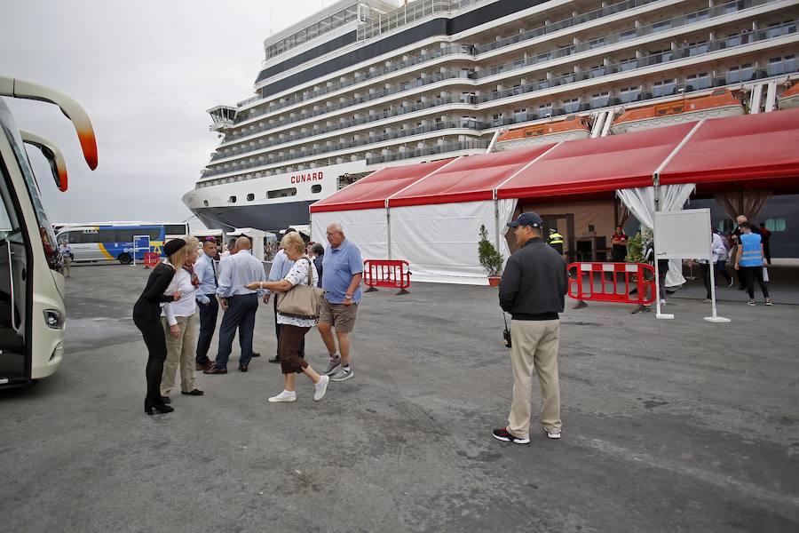 Con sus 293 metros de eslora y 8 metros de calado, llega a la ciudad con unos 2.000 pasajeros y es muy similar a su gemelo, Queen Victoria, que visitó la ciudad el 12 de abril. Ambos buques hacen escala en Gijón por primera vez
