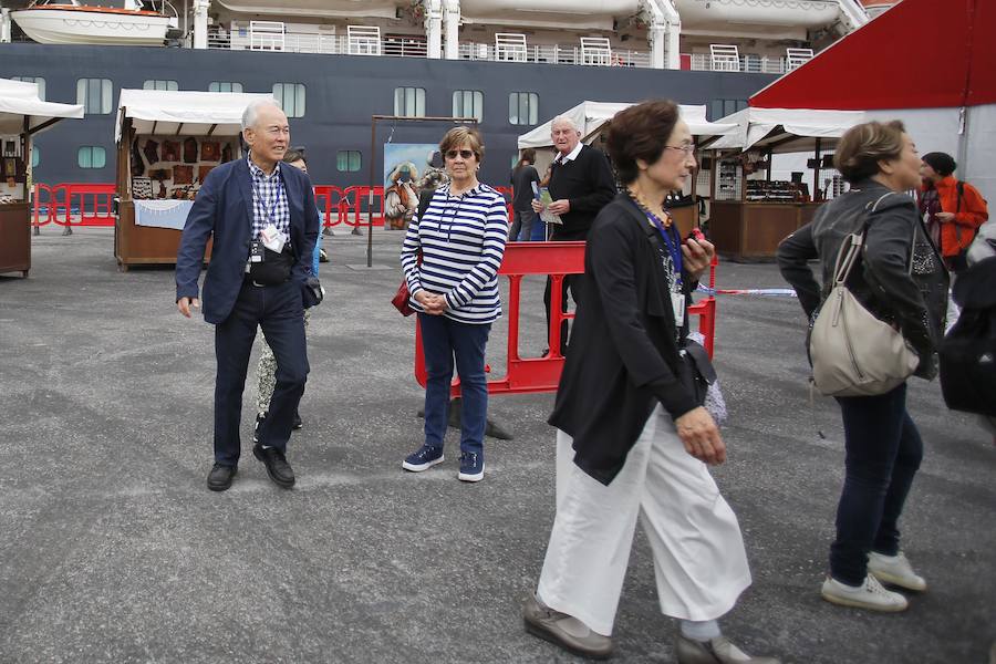 Con sus 293 metros de eslora y 8 metros de calado, llega a la ciudad con unos 2.000 pasajeros y es muy similar a su gemelo, Queen Victoria, que visitó la ciudad el 12 de abril. Ambos buques hacen escala en Gijón por primera vez