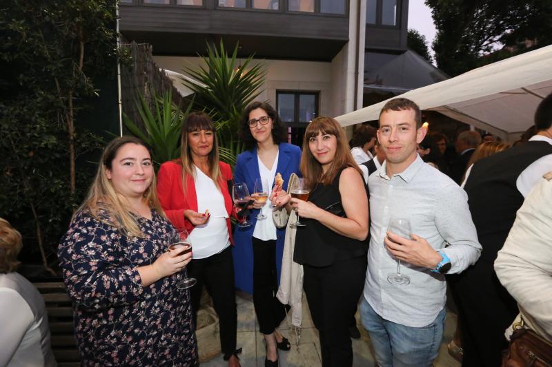 Parte del equipo de LA VOZ DE AVILÉS con la periodista Sheyla González, Lourdes Garmendia, comercial de publicidad; Ruth Arias, jefa de redacción, la periodista Eva Fanjul y Antonio Madriñán.