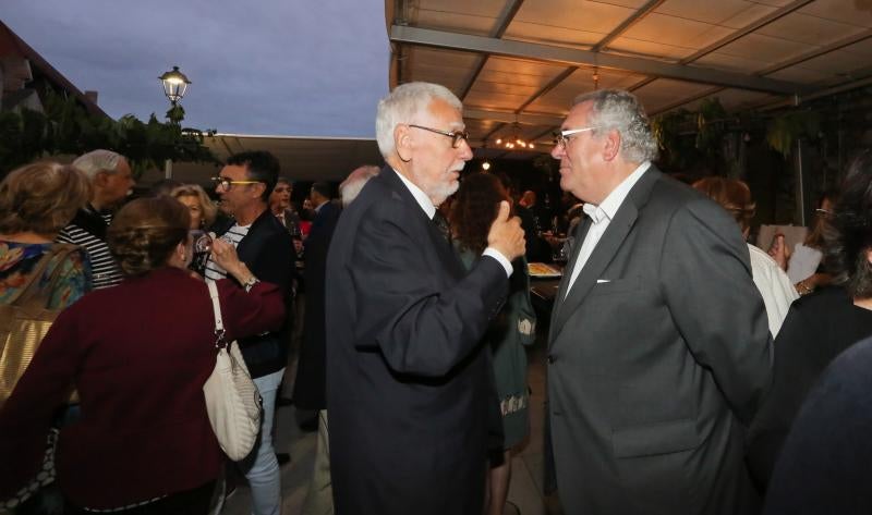 Juan Wes intercambia opiniones con José María Urbano durante la recepción posterior a la ceremonia.