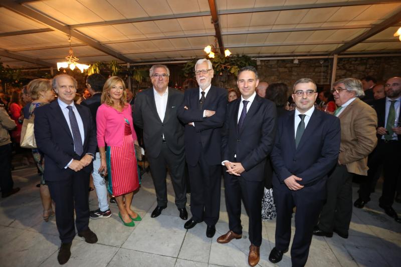 Alfonso Fuertes, la periodista Lola Bonet, José María Urbano, que fuera jefe de edición de LA VOZ DE AVILÉS, Juan Wes, que fuera director de LA VOZ DE AVILÉS, y Mario Fernández, subdirector de El Corte Inglés de Avilés; Marcelino Gutiérrez, director de EL COMERCIO; detrás de él, Julio Maese,que fuera director general de EL COMERCIO.