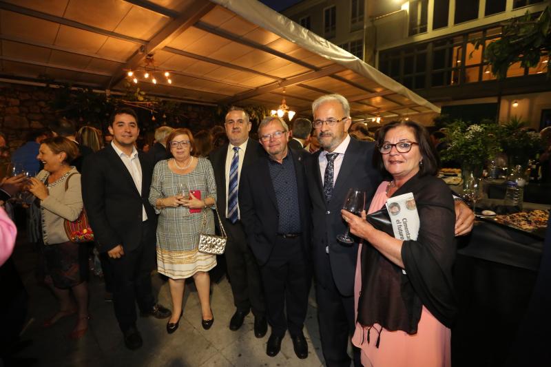 Nicolás García, de la Asociación de Vecinos Pedro Menéndez, Pilar Rodríguez Mariño, presidenta de la Asociación de Vecinos Pedro Menéndez, junto con los representantes de Unión de Ciudadanos Independientes de Avilés: Alfonso Araujo, Constantino Álvarez y Francisco Javier Zarracina y Flor Fernández.