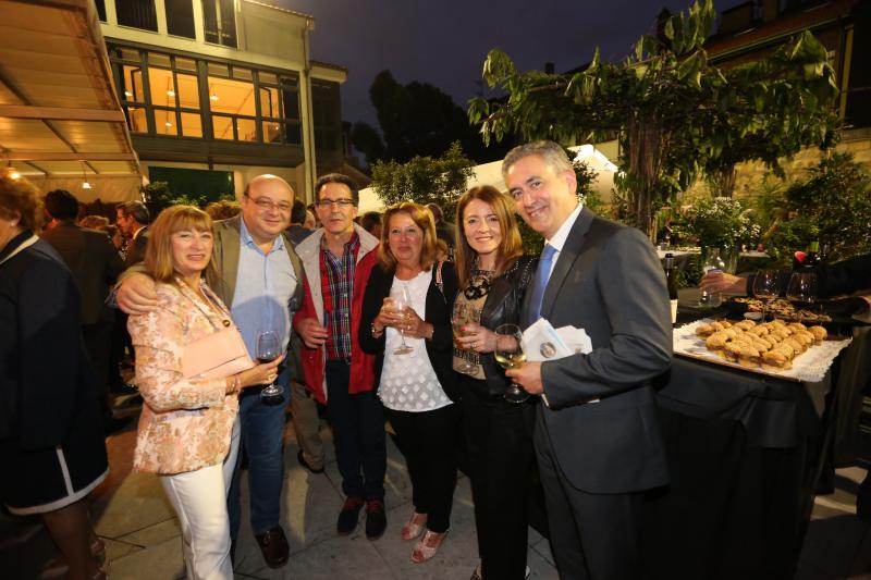 Representantes del Festival Intercéltico: Marga Pérez, José Manuel Carreira, Juan Luis Casas, María Ángeles Álvarez, Belén Menéndez Tamargo y el oftalmólogo Tomás Villacampa, primer galardonado con el premio de Acción Social.