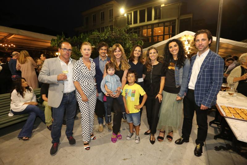 Aurelio Fernández, Maite Llera, el fisioterapeuta Miguel Camacho; Lucía Fraga, decana del Colegio Profesional de Periodistas de Asturia, Mateo Fernández Fraga; Valerio Verdes, Amaya Pérez, Paloma Fernández Llera, presentadora de la gala, Begoña Llera y eL economista Roberto Fernández Llera, colaborador de LA VOZ DE AVILÉS.