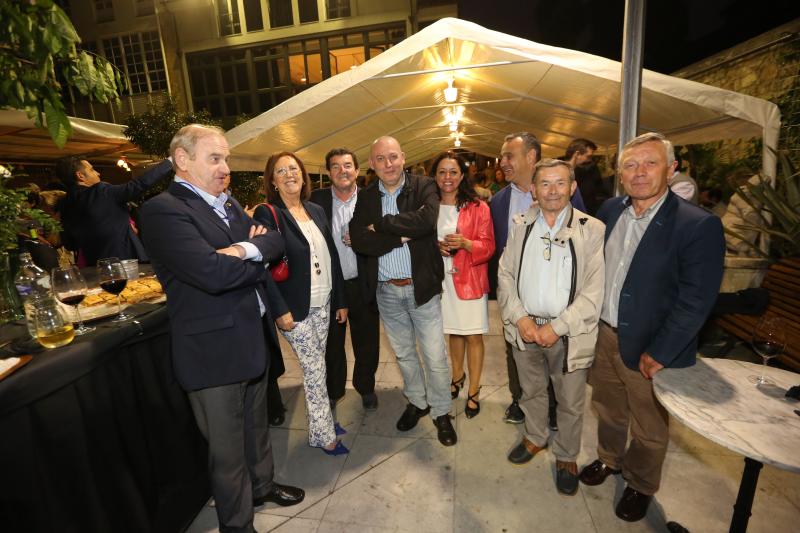 Gabriel Fernández, Rocío González, Marcos Fernández, José Ignacio Izquierdo, Mónica Reyes, Juan Carlos Rubín, Maxi Rodríguez, premiado en su día por LA VOZ, y José Manuel García 'Roxín', presidente de la Unión de Comerciantes.