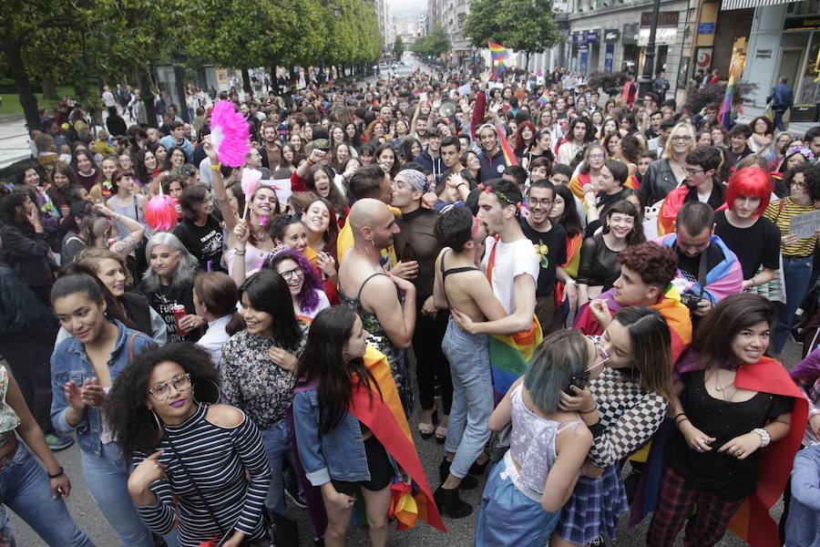 La manifestación con el lema 'Sal del armario y toma la calle', y ha sido organizada por la plataforma Transmaricabollo de Asturias