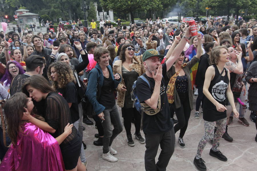 La manifestación con el lema 'Sal del armario y toma la calle', y ha sido organizada por la plataforma Transmaricabollo de Asturias