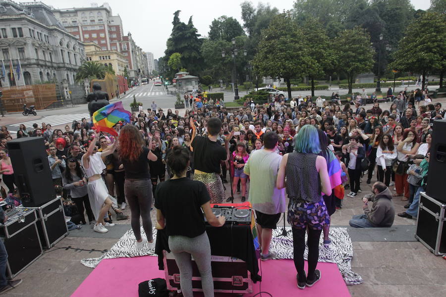 La manifestación con el lema 'Sal del armario y toma la calle', y ha sido organizada por la plataforma Transmaricabollo de Asturias