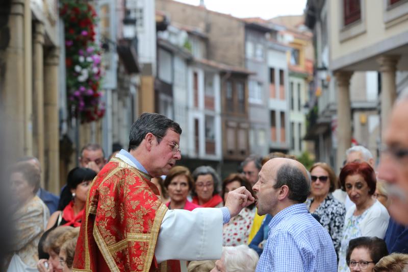 La imagen de San Pedro volvió a salir, como ya estradición, en procesión desde la capilla, seguida por numerosos fieles.