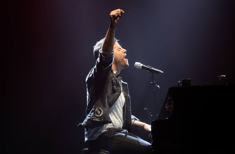 El cantante malagueño ofreció un emocionante concierto en la capital asturiana, siempre acompañado de su inseparable piano.