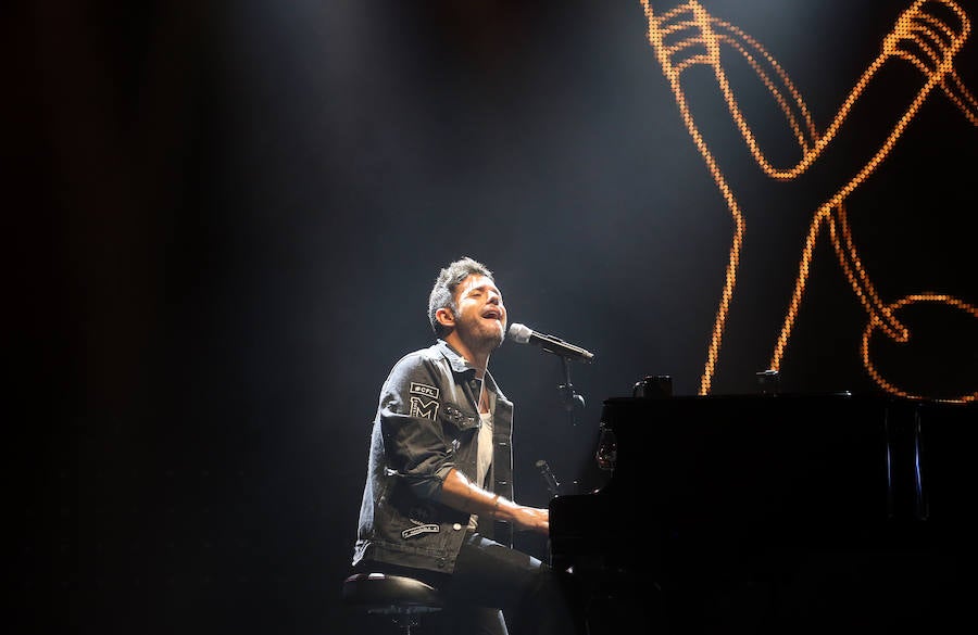 El cantante malagueño ofreció un emocionante concierto en la capital asturiana, siempre acompañado de su inseparable piano.