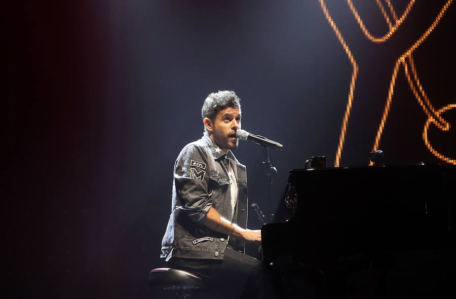 El cantante malagueño ofreció un emocionante concierto en la capital asturiana, siempre acompañado de su inseparable piano.