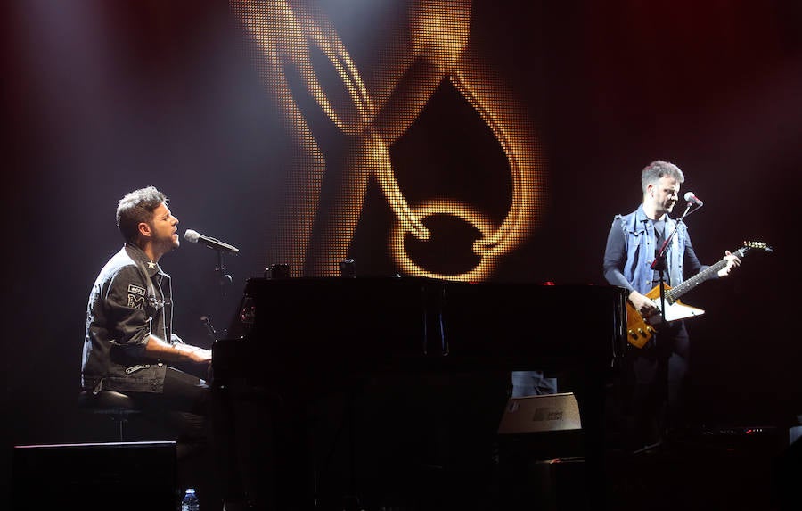 El cantante malagueño ofreció un emocionante concierto en la capital asturiana, siempre acompañado de su inseparable piano.