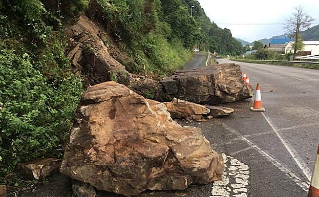 Las rocas desprendidas, sobre la carretera. 