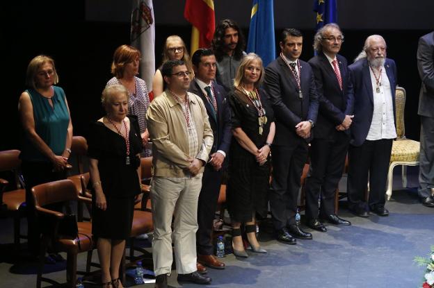 Detrás, Raquel García (Belenistas), Natalia Entero, Victoria Lozovalla y Valentín Aguilar (Mar de Niebla). Delante, Plácida Novoa (Belenistas), Pedro Roldán (Sociedad Cultural Gijonesa), Jorge Guerrero, (Federación de Peñas), Blanca Cañedo (Mar de Niebla), Juan Carlos Campo (EPI), Juan Ramón Naves (Hostelcur) y José Antonio García Santaclara. 