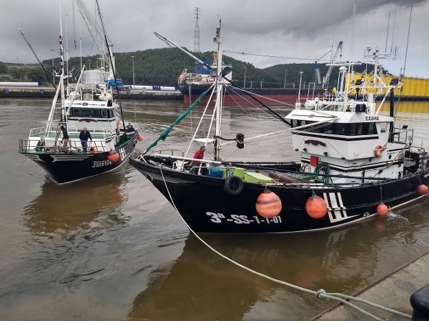 El 'Berriz Amatxo' y el 'Esmeralda Tercero' maniobran en el muelle pesquero. 