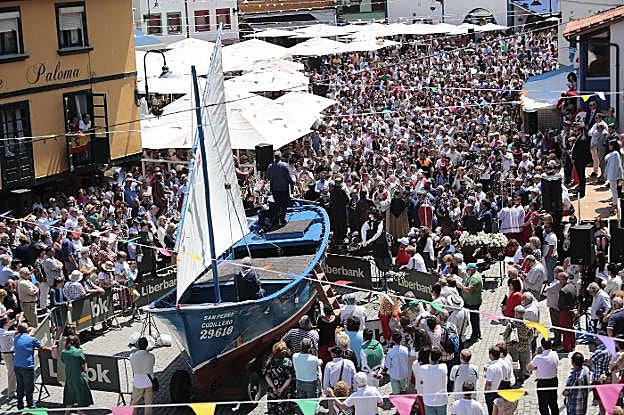 La Ribera y la plaza de la Marina, repletas de público para no perderse nada del sermón laico de L'Amuravela en el anfiteatro pixueto. 