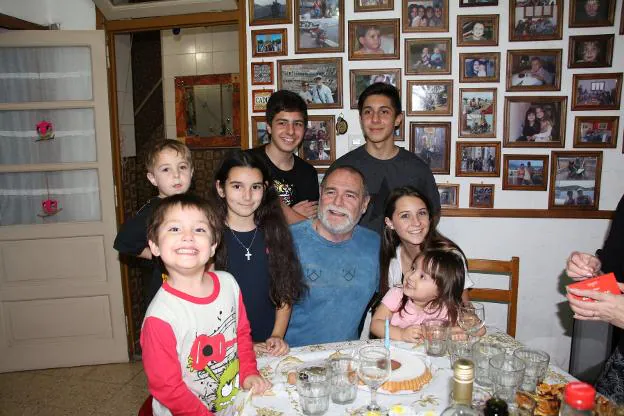 José Manuel, rodeado de sus siete nietos en Buenos Aires, donde vive.