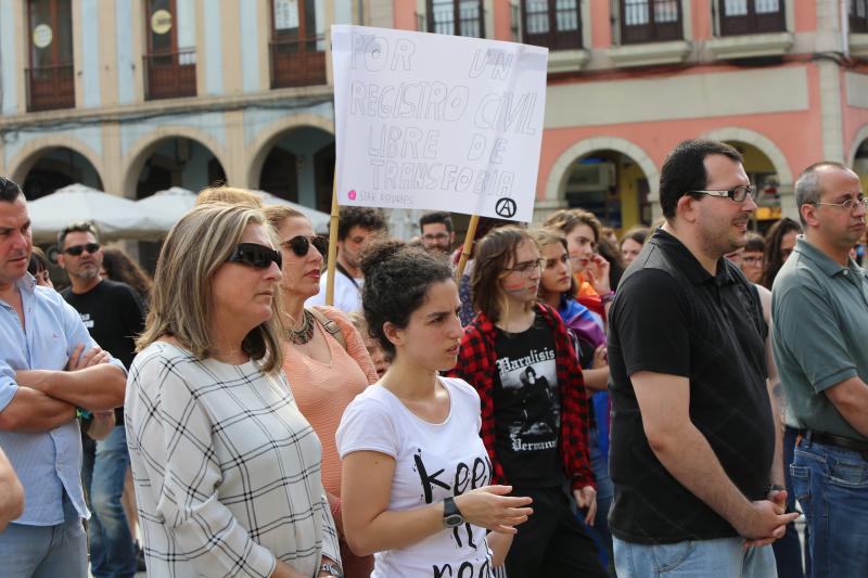 Algo más de un centenar de personas festejan en la calle el primer día local del Orgullo de la Diversidad con un manifiesto, besos en la plaza de España y un desfile por el centro de la ciudad.