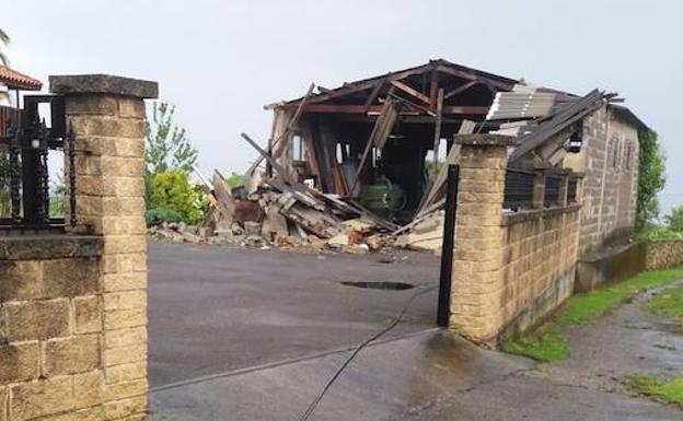 Un impresionante tornado en Cudillero daña varias casas, hórreos y una nave