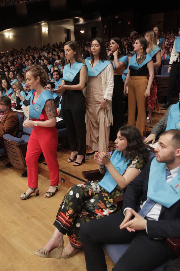 213 jóvenes se graduaron en el Auditorio Príncipe Felipe de Oviedo.