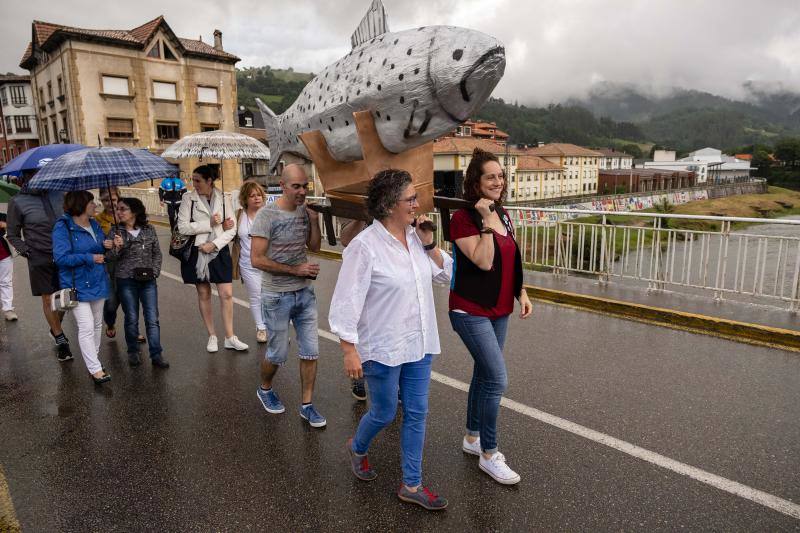El colectivo Selleros protagonizó este acto simbólico en Arriondas que marca el inicio de la cuenta atrás para la celebración de la fiesta por excelencia de la comarca, que este 2018 tendrá lugar el sábado 4 de agosto. 