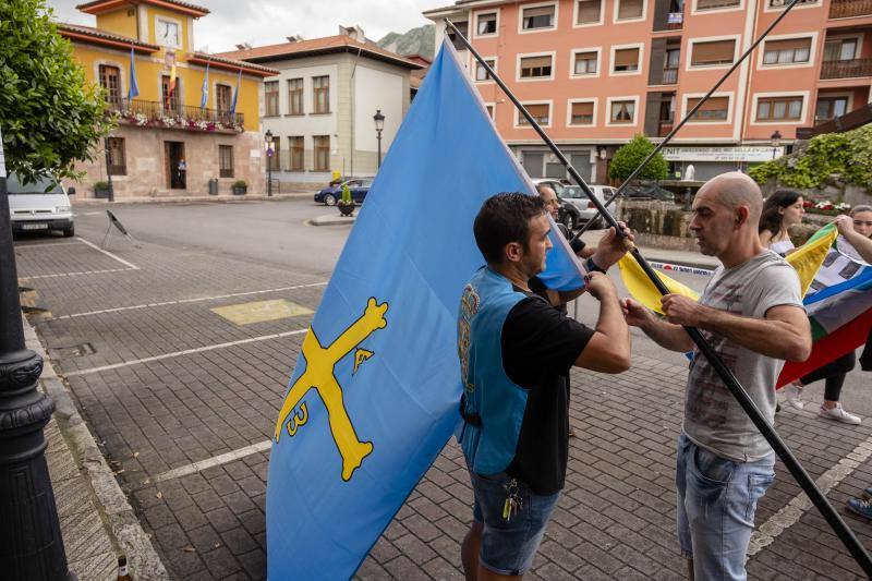 El colectivo Selleros protagonizó este acto simbólico en Arriondas que marca el inicio de la cuenta atrás para la celebración de la fiesta por excelencia de la comarca, que este 2018 tendrá lugar el sábado 4 de agosto. 