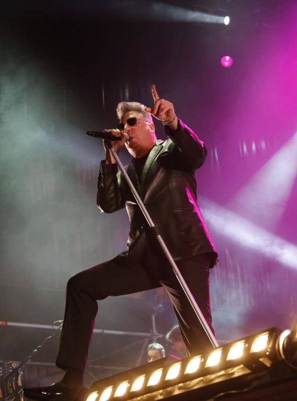 El recinto Luis Adaro coreó los temas del cantante de rock, que acudió al directo de un negro impoluto con su gira 'Rock and Roll Actitud'.