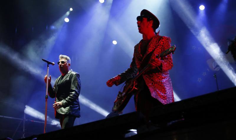 El recinto Luis Adaro coreó los temas del cantante de rock, que acudió al directo de un negro impoluto con su gira 'Rock and Roll Actitud'.