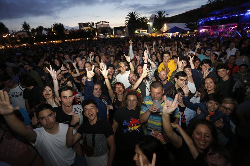 El recinto Luis Adaro coreó los temas del cantante de rock, que acudió al directo de un negro impoluto con su gira 'Rock and Roll Actitud'.