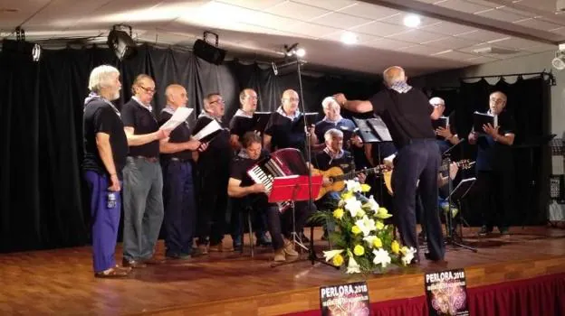 El Coro Nordeste de Candás actuó al finalizar la lectura del pregón en la parroquia de Perlora. 