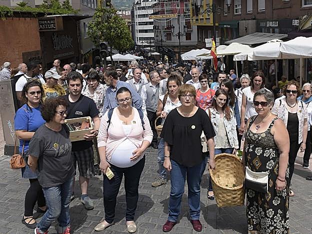 Artesanos, hosteleros, camareros, clientes y vecinos se concentraron ayer en la calle Gascona contra la suspensión del mercado que se celebra cada domingo. 