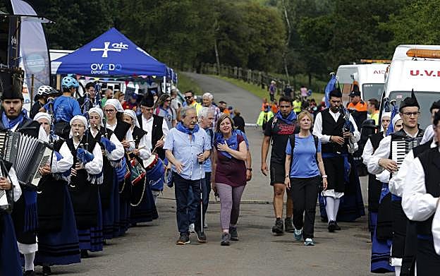 Wenceslao López, Ana Taboada, Iván Álvarez y Marisa Ponga durante la Jira al Naranco acompañados por la Real Banda de Gaitas Ciudad de Oviedo. 